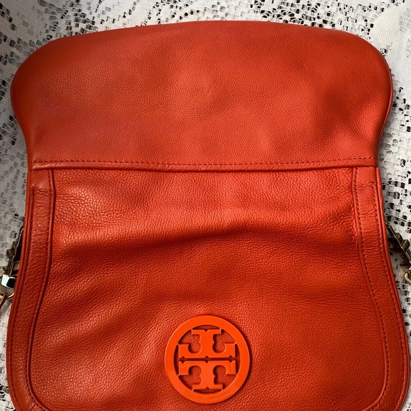 AUTHENTIC TORY BURCH LEATHER CROSSBODY SLING - Picture 2 of 16